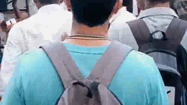 देवघर में गुलाब बाग में मोबाइल चोरी करते हुए रंगे हाथों पकड़े गए।। जम कर धुलाई हो गई।।