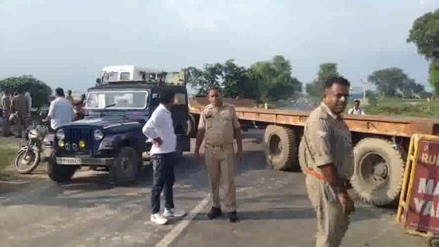 मांट पानीगांव रोड पर पुलिस ने बैरिकेडिंग लगाकर तेज बहाव की ओर जाने से रोके राहगीरों के वाहन।