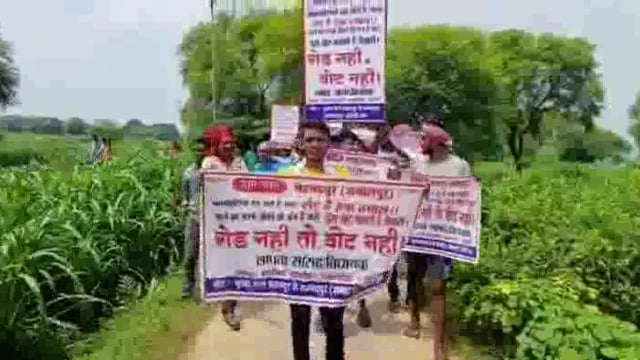 सपा के क्षेत्रीय सांसद विधायक के लापता होने का ग्रामीणों ने लगाया पोस्टर,जानिए क्यों किया ऐसा कार्य