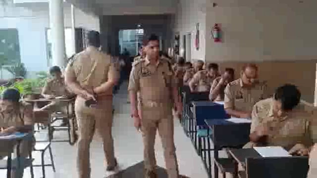 ➡️....थाना/चौकी इंचार्ज बनाने के लिए बागपत SP नें कराई परीक्षा*
बागपत एसपी महोदय द्वारा एक शानदार पहल की गई है जिसमें सभी उप निरीक्षक और निरीक्षकों को परीक्षा दिलवाई जाएगी जो परीक्षा पास करेंगे वही चार्ज लायक होंगे जिसको कानून की सही जानकारी होगी उसी को चार्ज दिया जाएगा इससे निरीक्षक और उप निरीक्षक को कानून की सही जानकारी भी होगी