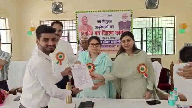 गोंडा राजकीय औद्योगिक प्रशिक्षण संस्थान (आईटीआई) में नव नियुक्त अनुदेशकों को जिलाधिकारी और मुख्य विकास अधिकारी ने नियुक्