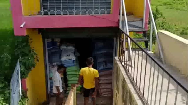 खाद दुकान के गोदाम का शटर एवं निजी संस्थान का वेंडिलेटर तोड़कर चोरों ने नगदी सहित लाखों का सामान उड़ाया।