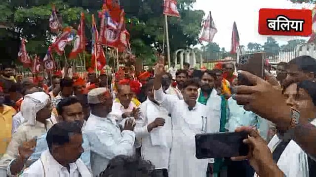 बलिया में गंगा की नीलामी रोकने को लेकर VIP पार्टी के कार्यकर्ताओं ने डीएम को सौंपा पत्रक