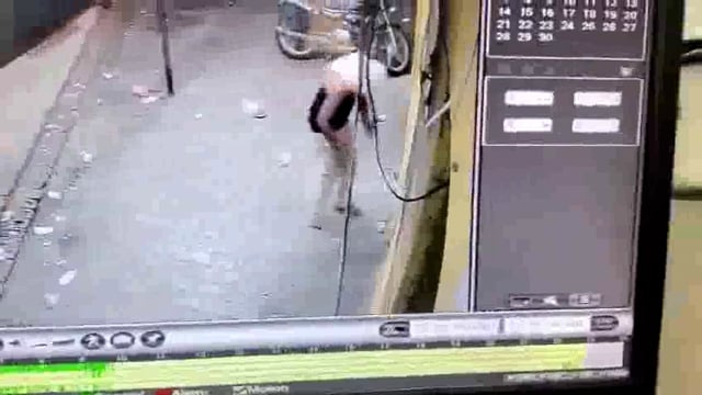 मेरठ में शराब की दुकान में आगजनी के आरोप में होमगार्ड गिरफ्तार

मेरठ, उत्तर प्रदेश - मुफ़्त शराब न मिलने पर हुए विवाद के बाद एक बंद शराब की दुकान में आग लगाने के आरोप में एक होमगार्ड को गिरफ्तार किया गया#politics