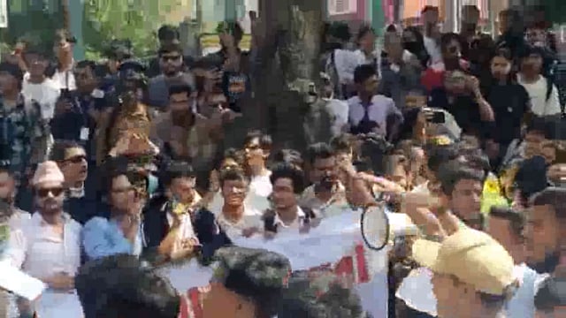 ➡️.......नेपाल में हंगामा और बड़ा बवाल
फेसबुक, इंस्टा, X, यूट्यूब बैन के खिलाफ प्रदर्शनकारी संसद में घुसे,
Gen-Z प्रदर्शनकारी सोशल मीडिया बैन और भ्रष्टाचार के खिलाफ सड़कों पर
संसद में घुसने की कोशिश में पुलिस फायरिंग, 1 की मौत, 70 घायल