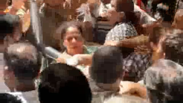 मथुरा: विश्वप्रसिद्ध बांके बिहारी मंदिर वृंदावन में श्रद्धालु के साथ हुई मारपीट का वीडियो वायरल