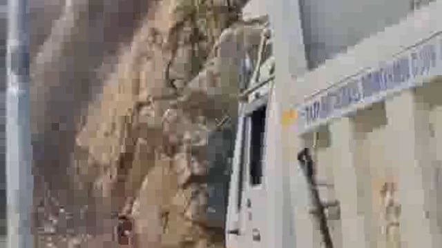 ➡️......बारिशों के बाद खिलने वाली धूप में भी लैंडस्लाइड की संभावना ज़्यादा रहती है। लैंडस्लाइड का यह ख़ौफ़नाक मंज़र उत्तराखंड के उत्तरकाशी जिले के धरासू का है।