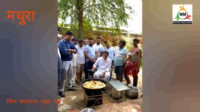 श्रीकांत शर्मा पहुंचे बाढ़ पीड़ितों से मिलने अपने हाथों से तले समोसे स्वयं की सेवा