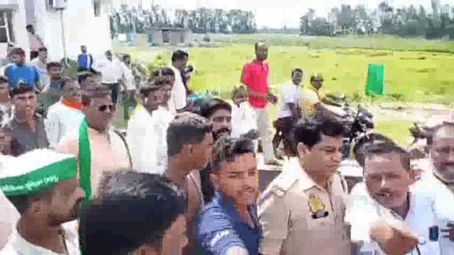 नेशनल हाईवे 730 पर बने टोल प्लाजा पर ग्राम प्रधान की तानाशाही पर किसान यूनियन भानू गुटके कार्यकर्ताओं ने किया घेराव