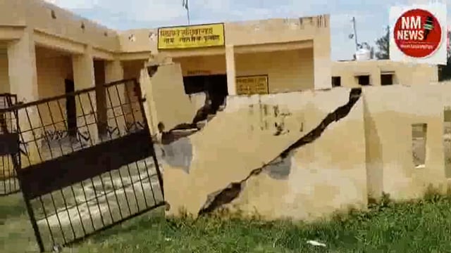 लखीमपुर खीरी के गौरा गांव में पंचायत भवन बदहाल टूटी टाइल्स खराब शौचय परेशानी गायब  बिजली व्यवस्था ग्रामीणों को परेशा

 महाराज सिंह 
सिटी रिपोर्टर शाहजहांपुर 
नेशनल मीडिया न्यूज़