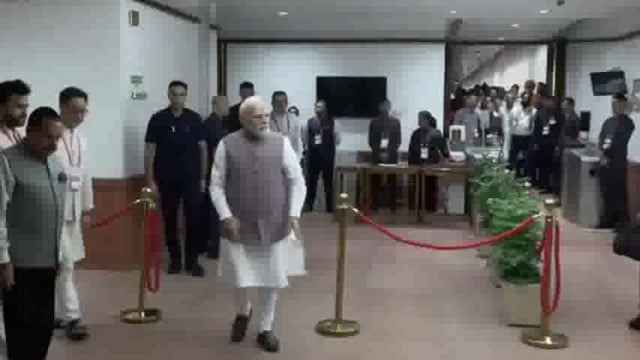 उपराष्ट्रपति चुनाव में प्रधानमंत्री मोदी ने डाला पहला वोट

नई दिल्ली: भारत के उपराष्ट्रपति चुनाव के लिए मंगलवार सुबह 10 बजे मतदान शुरू हुआ और प्रधानमंत्री#politics