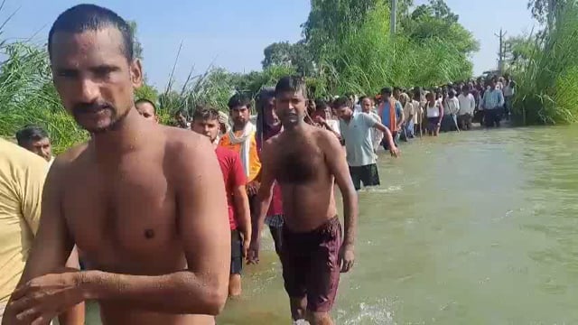 फर्रुखाबाद, उत्तर प्रदेश: फर्रुखाबाद के राजेपुर क्षेत्र में एक किसान अपनी धान की फसल की जाँच करते समय#politics