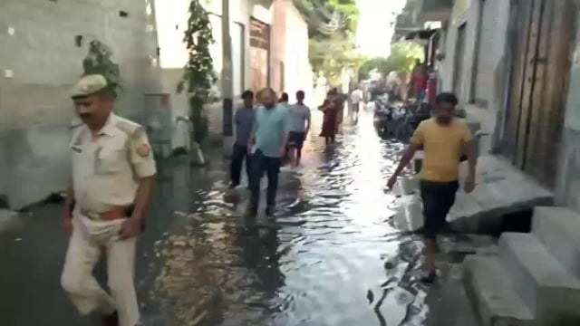 हापुड़, उत्तर प्रदेश: हापुड़ के जिला मजिस्ट्रेट (डीएम) अभिषेक पांडे जनसेवा का एक अनोखा उदाहरण पेश करते हुए, गंभीर जलभराव की समस्या का समाधान करने#politics