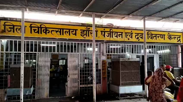 झाँसी जिला अस्पताल में दिव्यांग और सीनियर सिटीजन मरीजों के लिए बनने वाली पंजीयन और दवा वितरण केंद्र की खिड़की कई महीनों 