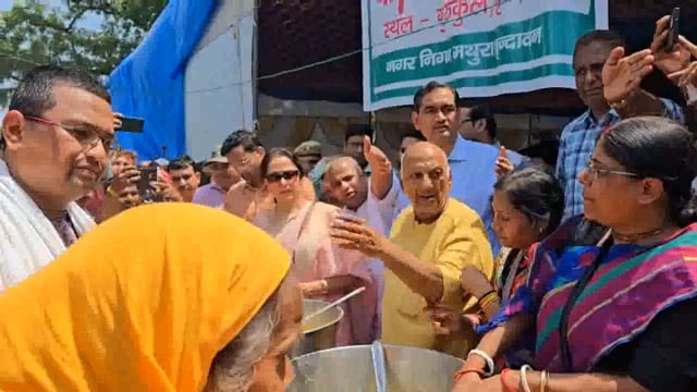 सांसद  हेमा मालिनी  एवं जिलाधिकारी चंद्र प्रकाश सिंह ने बाढ़ राहत केंद्र गुरुकुल संस्कृत विश्वविद्यालय पहुंचे 