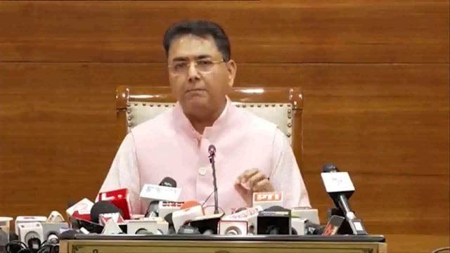 अमन अरोड़ा ने प्रधानमंत्री मोदी पर निशाना साधा, बाढ़ सहायता को 'भद्दा मज़ाक' बताया

पंजाब; पंजाब के मंत्री अमन अरोड़ा ने प्रधानमंत्री नरेंद्र मोदी पर तीखा हमला बोला है और उन पर बाढ़ सहायता के रूप में ₹1,600 करोड़ की "शर्मनाक" पेशकश करके राज्य का "भद्दा मज़ाक" करने का आरोप#politics