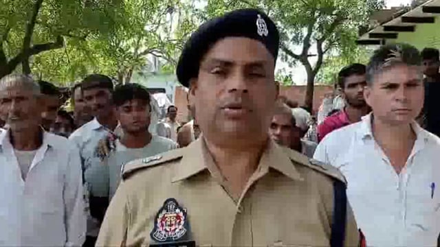 मथुरा – नौहझील थाना क्षेत्र के शाल गाँव में ज़मीन विवाद में एक व्यक्ति की उसके बड़े भाई ने गोली मारकर हत्या कर दी। मृतक का शव देर रात सड़क पर मिला।
#politics