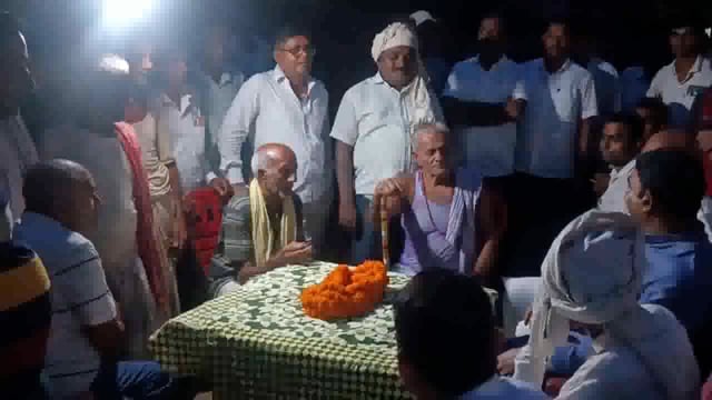  क्षेत्रीय भ्रमण के दौरान ग्रामीणों ने विधायक का जोरदार स्वागत करते हुए अंग वस्त्र एवं बुकें देकर किया सम्मानित