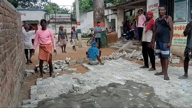 प्राथमिक स्वास्थ्य केंद्र सिरदला परिसर में कराया जा रहा है पक्की इट सोलिंग