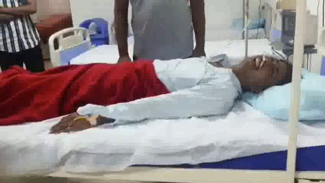 शैक्षणिक टूर के दौरान बस में बैठने को लेकर छात्र की अध्यापक ने किया बेरहमी से पिटाई,गंभीर हालत में ट्रामा सेंटर हुआ रेफर