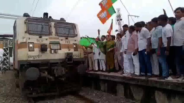 जिला मुख्यालय के मझवार स्टेशन पर फिर रुकने लगी महाबोधि एक्सप्रेस,राज्यसभा सांसद साधना सिंह ने हरी झंडी दिखाकर किया रवाना