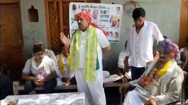 किसानों ने राष्ट्रीय महापंचायत व अनिश्चितकालीन धरना प्रदर्शन को लेकर गांव-गांव जाकर लोगों से किया जनसंपर्क 