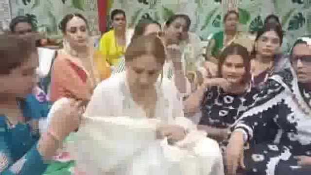 आगरा में ट्रांसजेंडर समुदाय ने बाढ़ पीड़ितों के लिए 25 लाख रुपये जुटाए

आगरा — उदारता का एक हृदयस्पर्शी प्रदर्शन करते हुए, आगरा के ट्रांसजेंडर समुदाय ने बाढ़ पीड़ितों की सहायता#politics