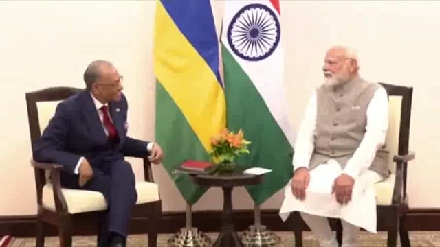 प्रधानमंत्री मोदी ने वाराणसी में द्विपक्षीय वार्ता के लिए मॉरीशस के प्रधानमंत्री नवीनचंद्र रामगुलाम की मेज़बानी की

वाराणसी, उत्तर प्रदेश: अपने संसदीय क्षेत्र के लिए पहली बार कूटनीतिक रूप से, प्रधानमंत्री नरेंद्र मोदी ने आज वाराणसी में मॉरीशस के प्रधानमंत्री डॉ. नवीनचंद्र रामगुलाम की द्विपक्षीय बैठक की मेज़बानी की#politics