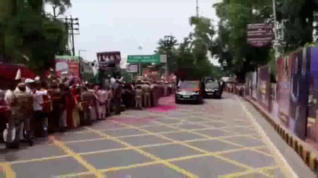 वाराणसी में प्रधानमंत्री मोदी का भव्य स्वागत

वाराणसी: प्रधानमंत्री नरेंद्र मोदी का अपने संसदीय क्षेत्र वाराणसी पहुँचने पर गर्मजोशी और उत्साह से स्वागत किया गया। इस यात्रा में उनके मॉरीशस के समकक्ष डॉ. नवीनचंद्र रामगुलाम की मेज़बानी भी शामिल#politics