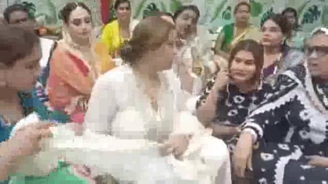 ➡️......आगरा में किन्नर समाज ने इंसानियत की अनोखी मिसाल पेश की, बाढ़ पीड़ितों की मदद के लिए अपने हिस्से की खुशियों और रोज़गार से जोड़-जोड़कर 25 लाख रुपये इकट्ठा किए, यह पूरी रकम राहत सामग्री और ज़रूरतमंदों तक पहुँचाई गई, मुश्किल घड़ी में किन्नरों का यह कदम पीड़ित परिवारों के लिए संबल बना, साथ ही समाज को यह संदेश भी दिया कि इंसानियत से बड़ा कोई धर्म नहीं होता🥰❤️😍