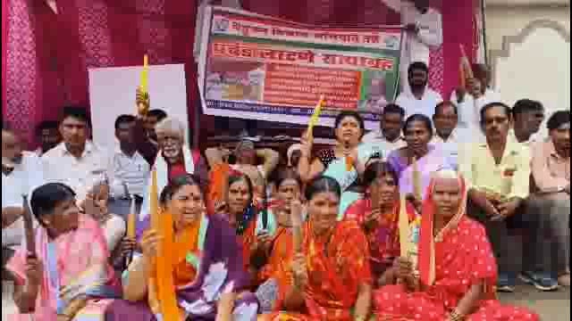 निकृष्ट दर्जाचे काम करणाऱ्या भ्रष्टाचाऱ्यावर कारवाई करा,उपजिल्हाधिकारी कार्यालयासमोरच्या लाटणे सत्याग्रह