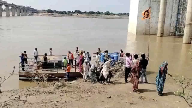 पिनाहट चंबल नदी का जल स्तर हुआ कम , 119 मीटर पंहुचा नदी का जल स्तर .स्टीमर का सचालन 9 वे दिन हुआ शुरू 