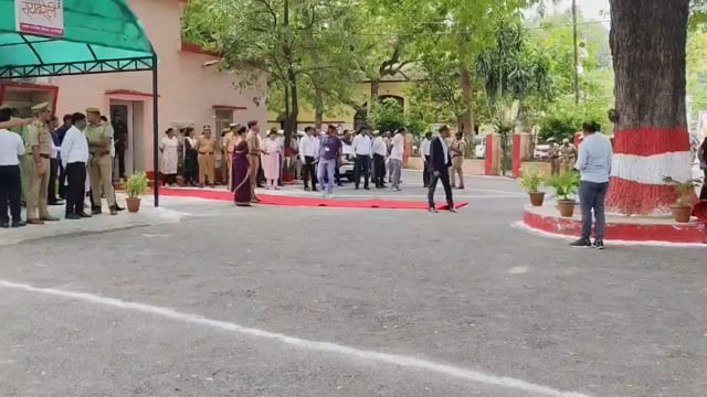 राहुल गांधी 'दिशा' बैठक के लिए रायबरेली कलेक्ट्रेट पहुँचे

रायबरेली: सांसद राहुल गांधी बचत भवन में आयोजित 'दिशा' बैठक की अध्यक्षता करने कलेक्ट्रेट पहुँचे#politics