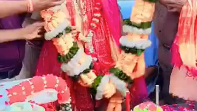 ➡️...बरेली-इंस्पेक्टर आशुतोष रघुवंशी का ट्रांसफर*
ट्रांसफर के बाद रोती नजर आई महिला पुलिसकर्मी
ट्रांसफर के बाद लिपट के रोई महिला पुलिसकर्मी
इंस्पेक्टर आशुतोष रघुवंशी की विदाई की रील वायरल
बरेली से आगरा जोन हुआ था इंस्पेक्टर का ट्रांसफर
प्रेम नगर थाने में इंस्पेक्टर के पद पर तैनात थे आशुतोष.