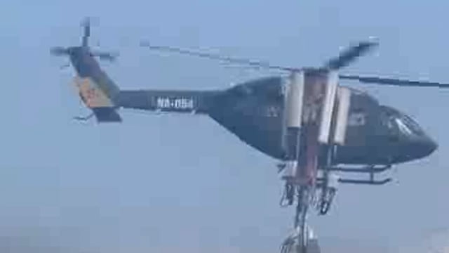 ➡️......वीडियो देखिए कैसे नेपाली प्रधानमंत्री KP ओली और उसके परिवार के सदस्यों को सेना के हेलिकॉप्टर से एयरलिफ्ट किया गया ,*
अगर 5 मिनट की भी देर हो जाती तो जिंदा जला दिए जाते ,
 एयरलिफ्ट करते समय भी आग की लपटों और धुआं से घिर गया था हेलीकॉप्टर