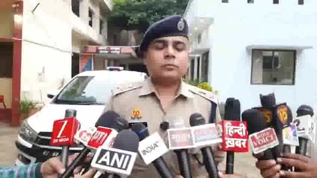 गाजीपुर में हिरासत में भाजपा कार्यकर्ता की मौत के बाद 11 पुलिस अधिकारी अनुशासित

गाजीपुर, उत्तर प्रदेश: कथित तौर पर पुलिस की पिटाई से एक भाजपा कार्यकर्ता की मौत के बाद एक बड़े#politics