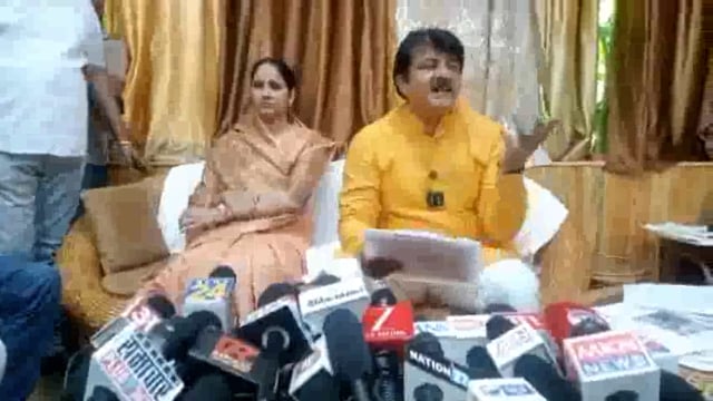 बिजनौर, उत्तर प्रदेश: बिजनौर में दो प्रमुख भाजपा नेताओं के बीच राजनीतिक रंजिश छिड़ गई है, जहाँ एक-दूसरे पर आरोप-प्रत्यारोप और चेतावनियाँ सार्वजनिक#politics