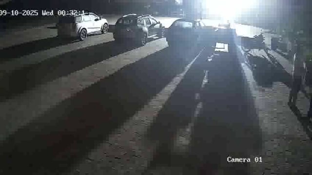 मुज़फ़्फ़रनगर, उत्तर प्रदेश: मुज़फ़्फ़रनगर के एक होटल में दो व्यक्तियों द्वारा राइफल और पिस्तौल से कई राउंड फायरिंग का एक वीडियो वायरल हुआ है। यह#politics