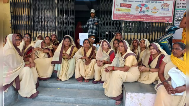 पिनाहट में आशाओं ने धरना दिया , चार माह से नहीं मिला मानदेय 