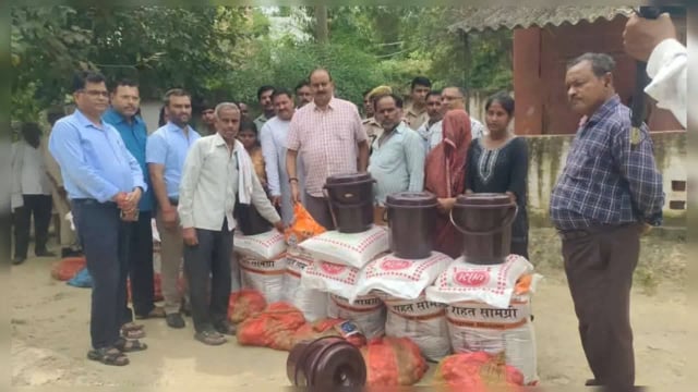 बाह बटेश्वर में पूर्व मंत्री राजा अरिदमन सिंह भदावर ने बाढ़ पीड़ितों को राहत सामग्री वितरित की