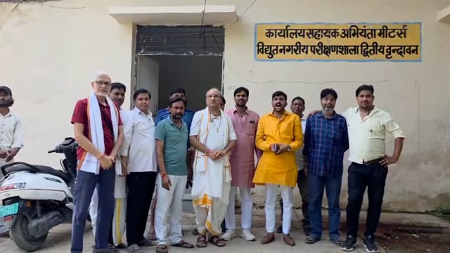 मुस्लिम अधिकारी ने कार्यालय से हिंदू देवी देवताओं की तस्वीर हटवाकर कचरे में फिंकवाई हिंदूवादी नेताओं में रोष व्याप्त 