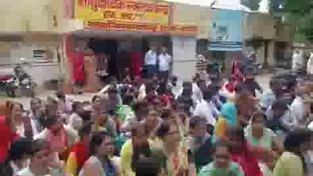 ➡️......सरकारी डाक्टरों के खिलाफ प्रदर्शन देखा था पर बाराबंकी के हैदरगढ़ में सरकारी डॉक्टर के तबादले पर CHC के कर्मचारियों और आम लोगों का प्रदर्शन देखने को मिला है। 

हैदरगढ़ सामुदायिक स्वास्थ्य केंद्र में अधीक्षक सौरभ शुक्ला के ट्रांसफर से कर्मचारी नाराज हो धरने पर बैठे, स्टाफ का कहना है जब तक इनका ट्रांसफर नहीं रुकेगा हम लोग धरने पर बैठे रहेंगे. डिप्टी सीएम @brajeshpathakup को देखना चाहिए।