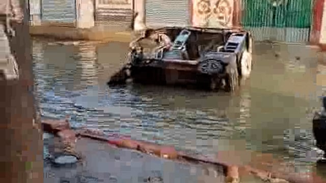 वृन्दावन में जमुना का जल स्तर घटा परिक्रमा मार्ग में वाहन सीवर के गड्ढों में फस रहे हैं हो सकती है बड़ी घटना