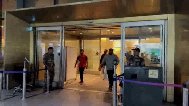 रणवीर सिंह एयरपोर्ट पर स्पॉट हुए

मुंबई: अभिनेता रणवीर सिंह को हाल ही में मुंबई एयरपोर्ट पर देखा गया। अपने बेबाक और बोल्ड फैशन के लिए मशहूर, अभिनेता को टर्मिनल से गुज़रते हुए देखा गया, जिसने प्रशंसकों और पैपराज़ी दोनों#politics