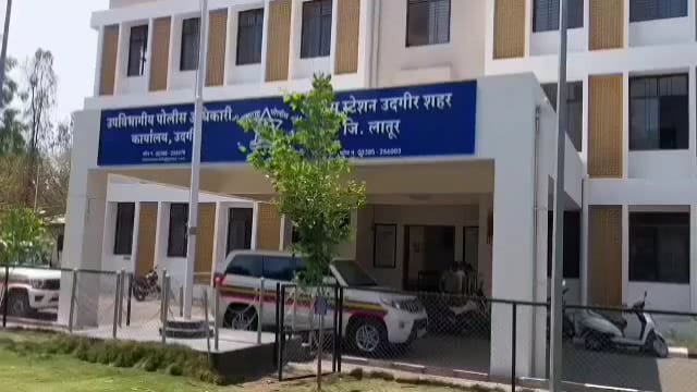 जळकोट रोडवरचोरी करण्याच्या उद्देशाने दबा धरून बसलेल्या इसमास पोलिसांनी घेतले ताब्यात