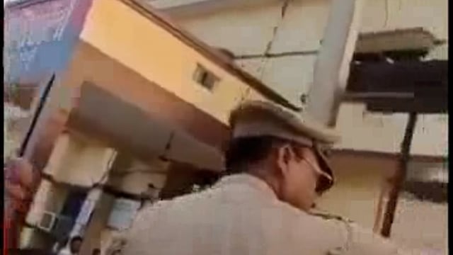 यूपी के #बरेली में एक #गरीब_मजदूर की मोटरसाइकिल चोरी हो गई जब मजदूर रिपोर्ट कराने थाने पहुंचा तो वहां दरोगा सत्येंद्र सिंह ने उल्टा पीड़ित पर ही थप्पड़ो की बौछार कर दी, मामला सिरौली थाने का है इसे मारने का अधिकार किसने दिया है
report Maharaj Singh Shahjahanpur