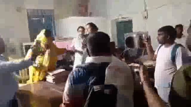 🆕..... उन्नाव ब्रेकिंग...

उन्नाव की महिला लेखपाल ममता प्रजापति रिश्वत लेते अरेस्ट...
50 हजार की घूस लेते हुए गिरफ्तार..
महिला लेखपाल को एंटी करप्शन ने किया अरेस्ट...
किसान से महिला लेखपाल ने मांगी थी रिश्वत...
 असंक्रमणीय भूमि को संक्रमणीय भूमि में करने के लिए रिश्वत मांगी थी, महिला अधिकारी समेत 10 सदस्यीय टीम ने पकड़ा
मौरावां थाना में लेखपाल से पूछताछ की जा रही है
पुरवा तहसील क्षेत्र के अकोहरी ग्राम सभा में तैनात थी