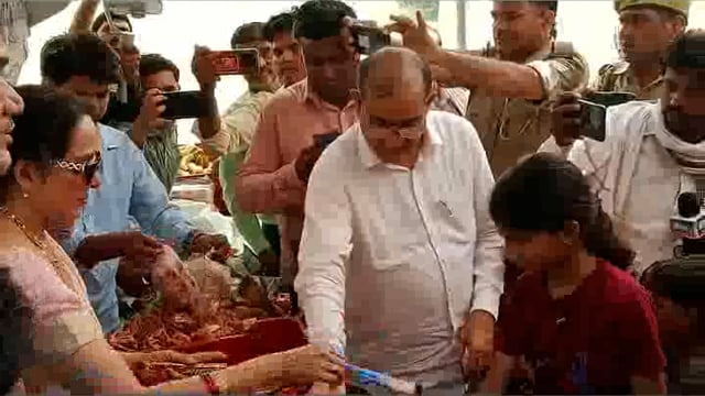 हेमा मालिनी बाढ़ पीड़ितों को राहत सामग्री बाटती हुई