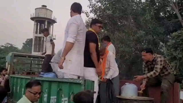 भूरा पहलवान जी द्वारा बाढ़ पीड़ितों को राहत सामग्री का वितरण जारी है 