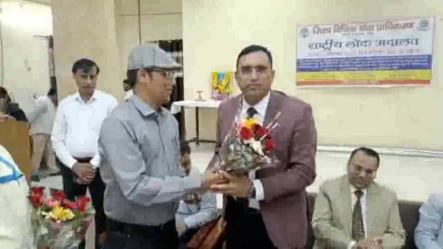 न्यायालय परिसर में तीसरी राष्ट्रीय लोक अदालत का भव्य आयोजन किया गया लगभग साढे तीन लाख वादों को चिन्हित किया गया